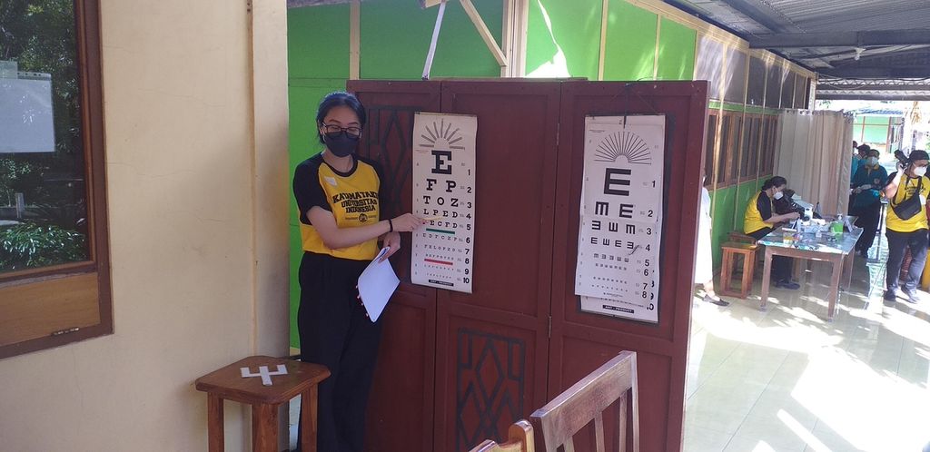 Salah satu tim dokter "Katamataku" sedang melakukan observasi mata pada pasien kusta untuk mendeteksi tingkat kerusakan mata akibat penyakit ini, dengan cara membaca huruf yang terpajang, dan pasien duduk pada jarak sekitar 5 meter.