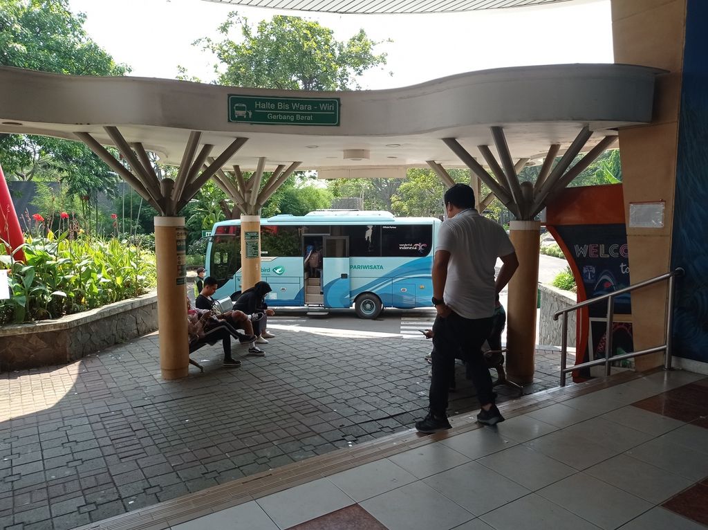 Bus wara-wiri yang akan mengantar penonton Formula E Jakarta 2022 berkeliling Ancol Taman Impian, Sabtu (4/6/2022).