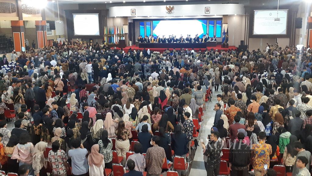 Tamu undangan menunggu pemberian gelar doktor <i>honoris causa</i> untuk Menteri BUMN Erick Thohir, Jumat (3/3/2023), di Universitas Brawijaya, Malang, Jawa Timur.