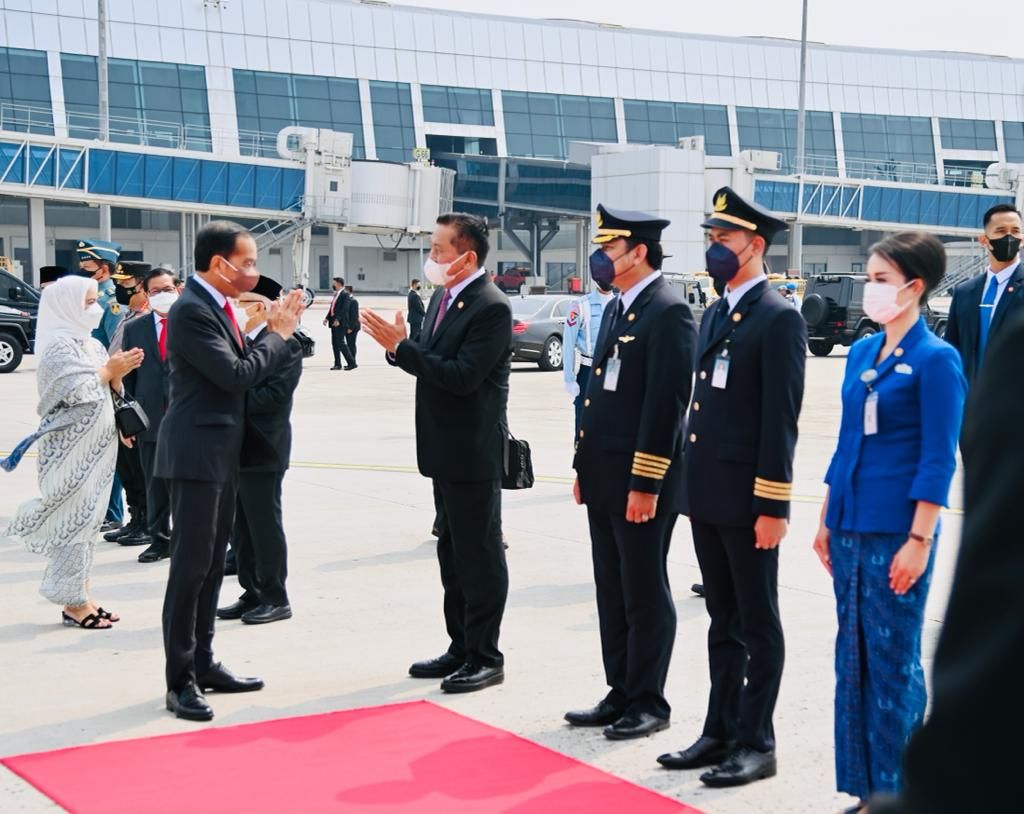 Presiden Joko Widodo didampingi Ibu Negara Iriana Joko Widodo bertolak menuju Beijing, China, Senin (25/7/2022), untuk memulai rangkaian kunjungan luar negeri ke tiga negara di kawasan Asia Timur. 