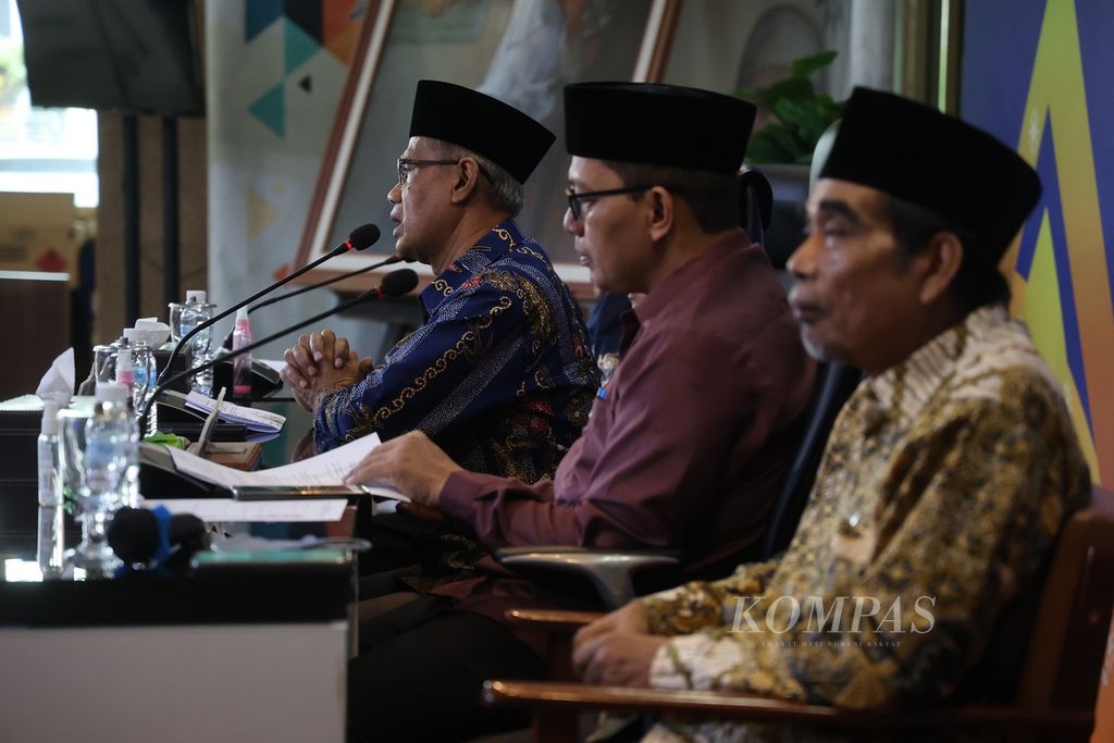 Ketua Umum Pimpinan Pusat (PP) Muhammadiyah Haedar Nashir (kiri) memberi penjelasan seusai penetapan hasil hisab Ramadhan, Syawal, dan Zulhijah 1444 Hijriah di kantor PP Muhammadiyah, Yogyakarta, Senin (6/2/2023). 