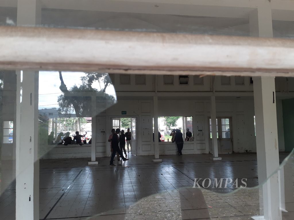 Pecahan kaca di jendela balai pertemuan yang ada di kawasan Sekanak, Kota Palembang, Sumsel, yang saat ini kondisinya kian merana, Minggu (12/2/2023). 