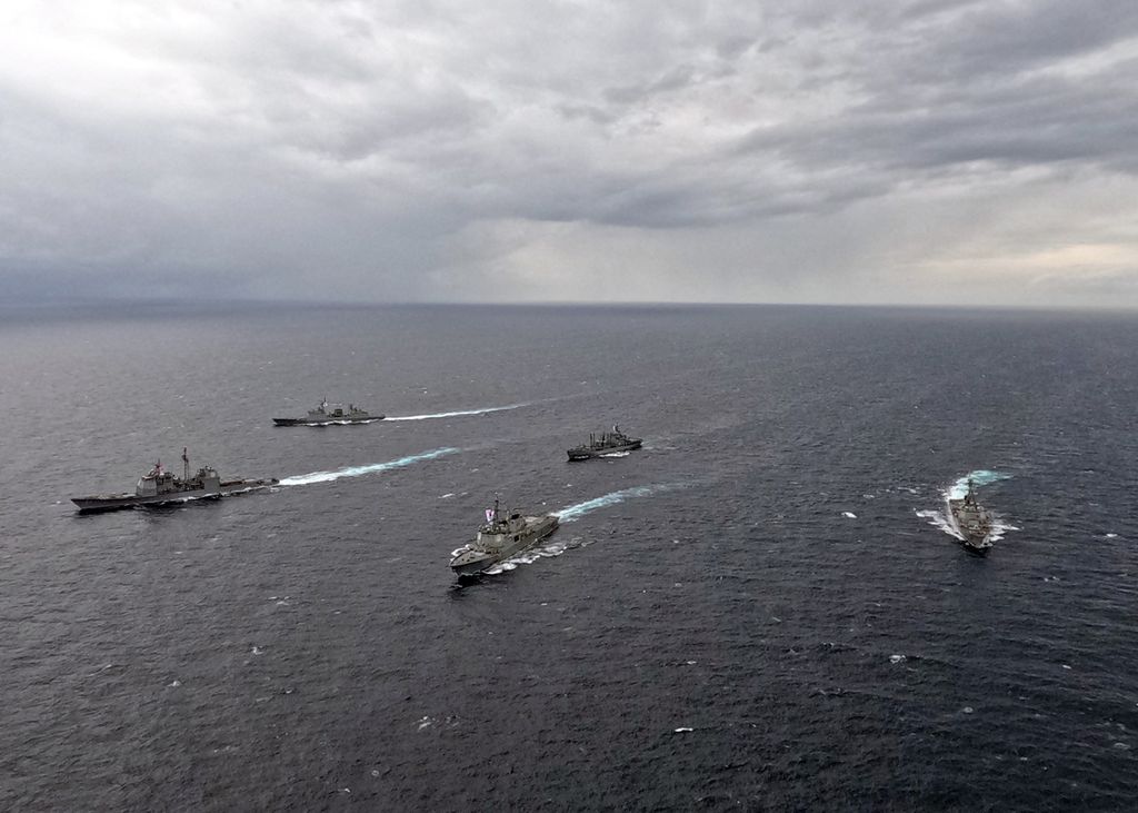 Foto yang diambil pada 25 September 2023 dan disediakan oleh Kementerian Pertahanan Korea Selatan ini menunjukkan USS Robert Smalls (kiri) Angkatan Laut AS dan kapal perusak Angkatan Laut Korea Selatan Yulgok Yi I (depan tengah) berlayar dalam formasi selama latihan gabungan di Laut Timur, yang juga dikenal sebagai Laut Jepang.