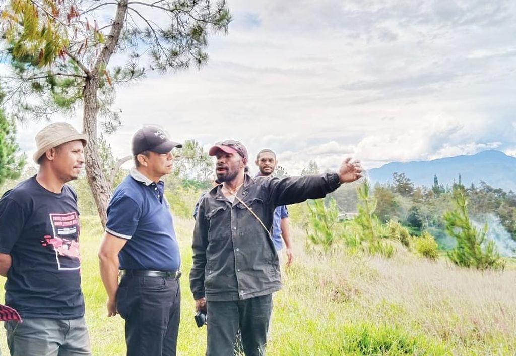 Salah satu anggota Komnas HAM bertemu dengan sejumlah subsuku yang menolak pembangunan Kantor Gubernur Papua Pegunungan di Distrik Welasi, Kabupaten Jayawijaya, Papua Pegunungan, pada kunjungan 4-6 Oktober 2023.