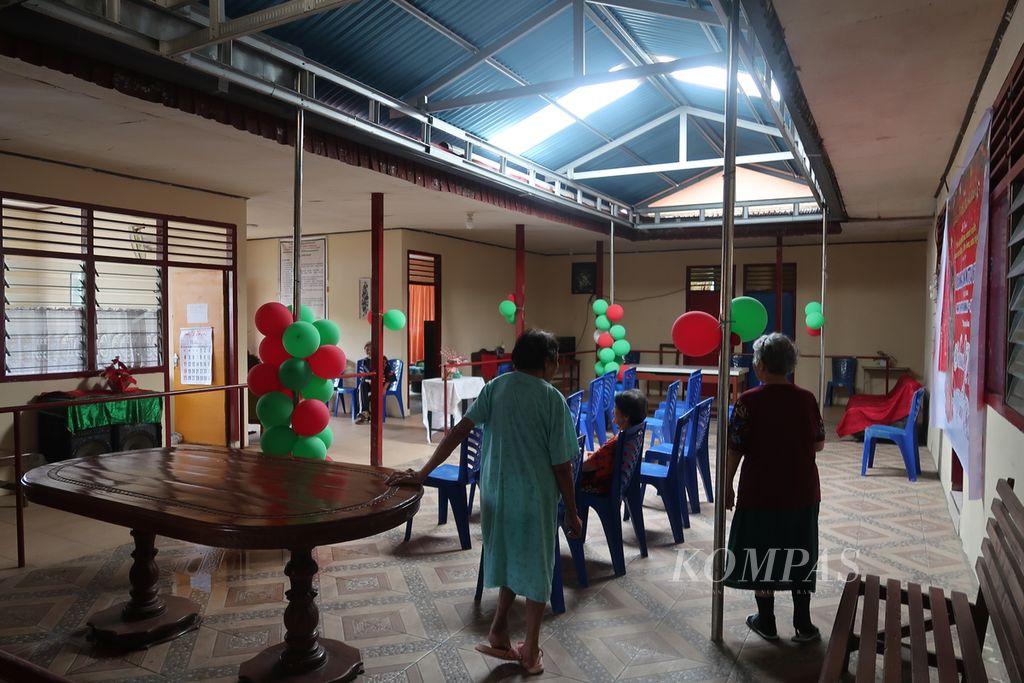 Para penghuni panti wreda berjalan dalam ruangan yang berhiaskan ornamen Natal di Lembaga Kesejahteraan Sosial Lanjut Usia Damai di Ranomuut Lingkungan VII, Paal Dua, Manado, Sulawesi Utara, Minggu (18/12/2022).