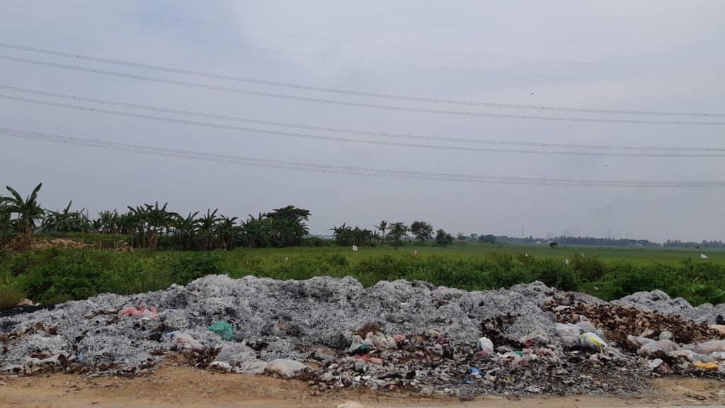 Salah satu tumpukan sampah di Jalan Raya Cikarang Bekasi Laut (CBL), Kabupaten Bekasi, Senin (5/11/2018).
