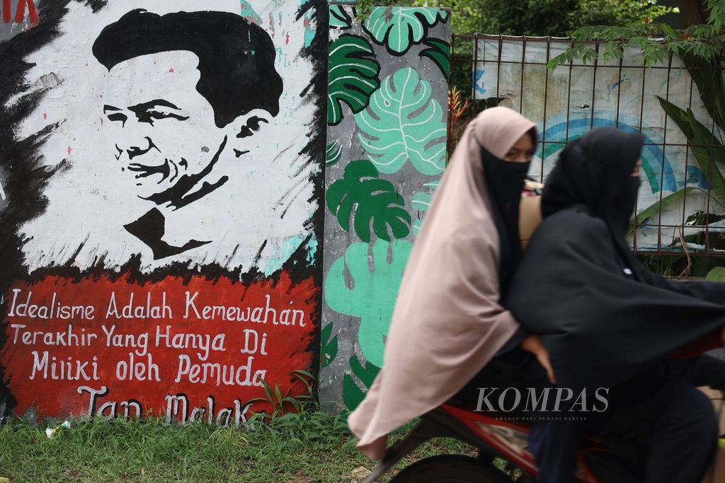 Mural pahlawan nasional Tan Malaka dengan kata-katanya tentang pemuda tergambar di sebuah tembok di kawasan Bojongsari, Depok, Jawa Barat, Sabtu (4/5/2024). Anak muda dengan idealisme dan pikiran kritis yang tak terbendung dapat menjadi kekuatan untuk menggerakkan arah kebijakan yang pro terhadap kesejahteraan masyarakat. 