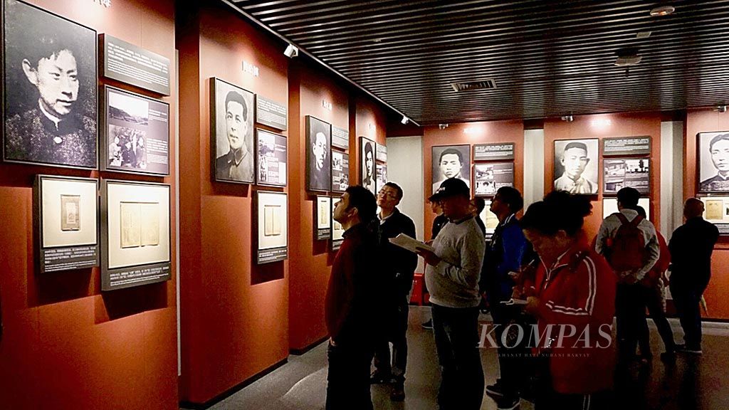 Lokasi Kongres Partai Komunis China yang pertama di kota Shanghai, China, ini menjadi museum yang terbuka untuk umum dan bebas biaya, seperti terlihat, Minggu (15/10). Di dalam museum dijelaskan mengenai situasi China sebelum ada partai komunis dan perkembangannya. Sedikitnya 3.000 orang berkunjung ke museum ini setiap hari.