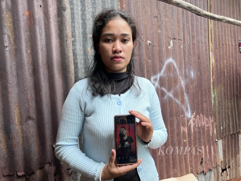 Aisyah (22), the aunt of the kidnapping and murder victim M Fadil Sadewa (11) shows a photo of her nephew at the funeral home in Makassar, Tuesday (10/1/2023).