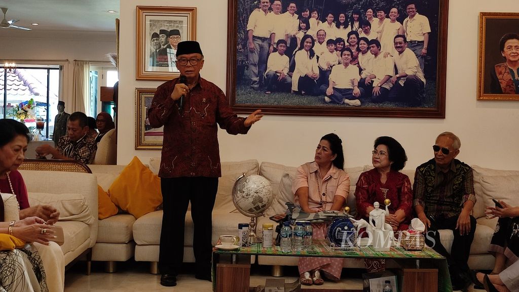 Sidarto Danusubroto dalam acara silaturahmi atau halalbihalal kelompok Patriot Indonesia di kediamannya di kawasan Kemang, Jakarta Selatan, Senin (15/4/2024). 