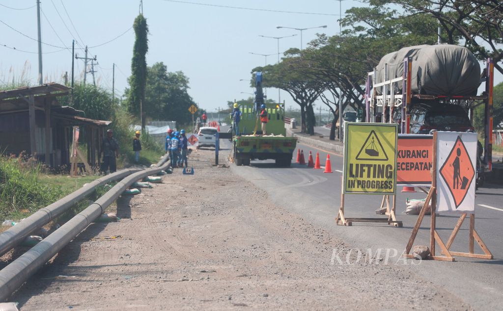 Pembangunan infrastruktur jaringan pipa gas bumi yang dilakukan di sepanjang jalur pantura menuju kawasan industri di Kecamatan Kaliwungu, Kabupaten Kendal, Jawa Tengah, Senin (22/5/2023). 