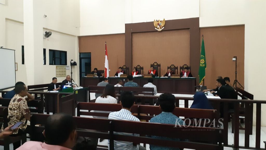 Suasana sidang kasus pajak di Pengadilan Tindak Pidana Korupsi pada Pengadilan Negeri Ambon pada Selasa (8/1/2019).