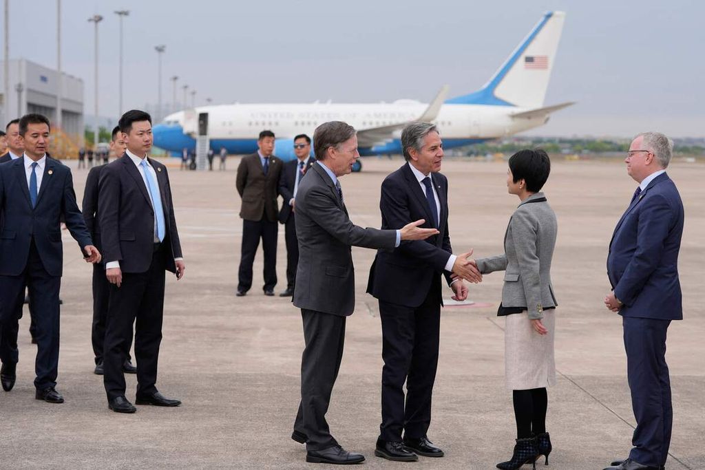 Tanpa sambutan dengan karpet merah, Menteri Luar Negeri Amerika Serikat Antony Blinken (keempat dari kanan) tiba di Shanghai, China, pada Rabu (24/4/2024).