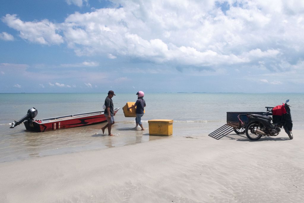 Fishermen are preparing to sail off the coast of Melayu Beach, Rempang Island, Batam, Riau Islands, on Thursday (11/5/2023). The government has handed over the management of the 16,583-hectare island to PT Makmur Elok Graha.