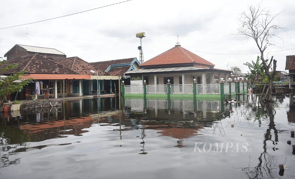 Kawasan permukiman yang tergenang banjir di Desa Kedungbanteng, Kecamatan Tanggulangin, Kabupaten Sidoarjo, Jawa Timur, Rabu (1/2/2023).
