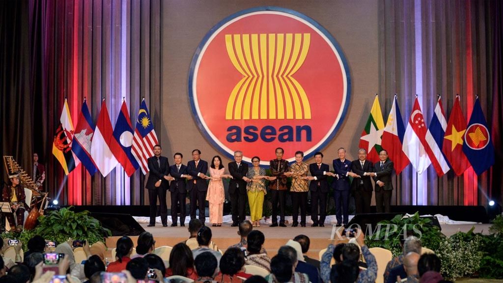 Presiden Joko Widodo didampingi Menteri Luar Negeri Retno Marsudi dan Sekjen ASEAN Lim Jock Hoi berfoto bersama perwakilan negara-negara ASEAN usai meresmikan Gedung Sekretariat ASEAN di kawasan Kebayoran Baru, Jakarta Selatan, Kamis (8/8/2019). 