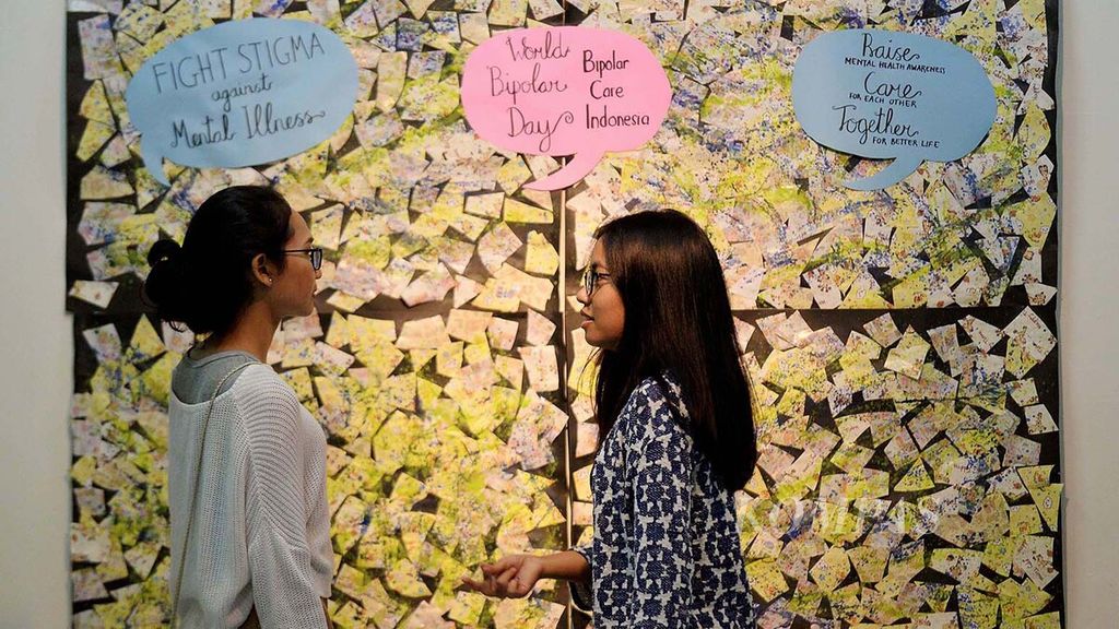 Pengunjung menyaksikan pameran seni dalam acara perayaan World Bipolar Day 2017: Living an Optimal Life di Galeri Cipta II, Taman Ismail Marzuki, Jakarta, Sabtu (4/3/2017). 