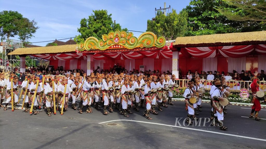 <i>Peed aya</i> (pawai) menjadi penanda dimulainya rangkaian Pesta Kesenian Bali. Pawai, yang dilangsungkan di depan Monumen Perjuangan Rakyat Bali Bajra Sandhi, Kota Denpasar, Minggu (12/6/2022), berlangsung kolosal dan melibatkan ribuan seniman. 