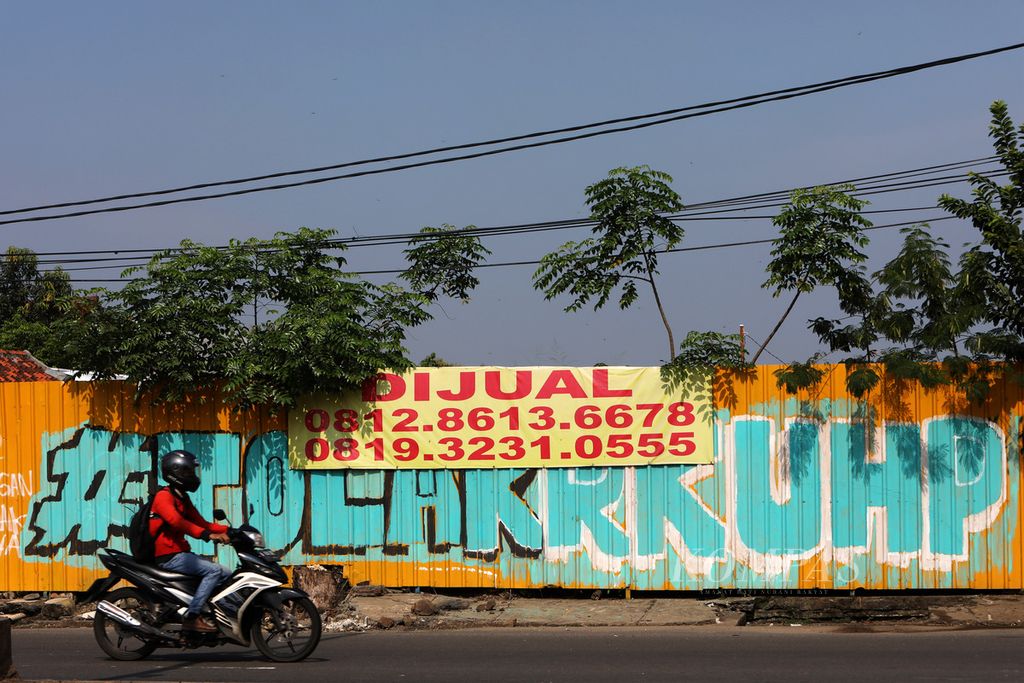 Tulisan tentang penolakan RUU KUHP di pagar seng di Jalan Raya Serpong, Tangerang Selatan, Banten, Sabtu (4/4/2020). Tulisan dibuat saat marak unjuk rasa penolakan terhadap RUU KUHP pada September 2019 lalu. Sejumlah kalangan meminta DPR menghentikan pembahasan tersebut di tengah kesulitan rakyat menghadapi Covid-19.