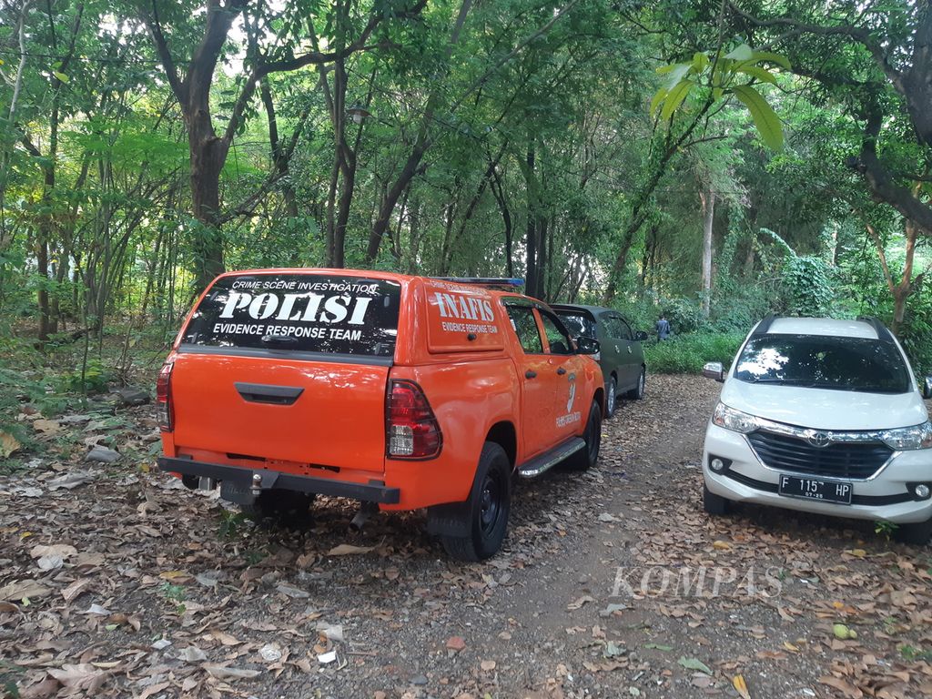 Police cars parked around the house of Pegi Setiawan, a fugitive in the murder of Vina, in Block Simaja, Kepompongan Village, Talun District, Cirebon Regency, West Java, on Wednesday (22/5/2024).