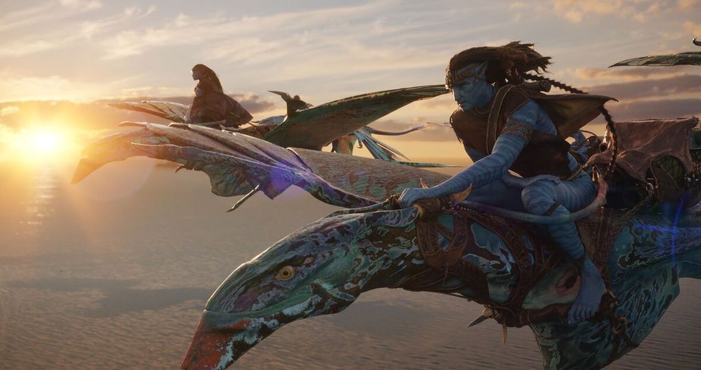 Neytiri (Zoe Saldana) dan Jake Sully (Sam Worthington) dalam <i>Avatar: The Way of Water</i>. 