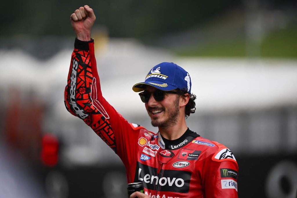 Pebalap tim Ducati Francesco Bagnaia merayakan kemenangannya pada balapan sprint MotoGP seri Italia di Sirkuit Mugello, Scarperia, Italia, Sabtu (10/6/2023)