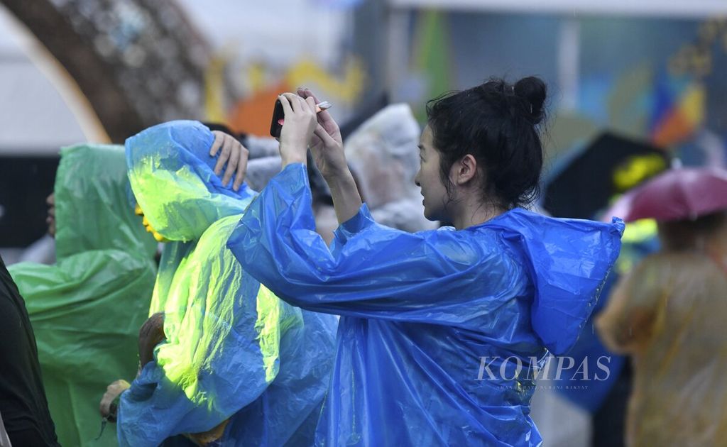Spectators take photos of one of the stages of the Joyland Festival 2022 at the Gelora Bung Karno Softball Stadium in Jakarta on Friday (4/11/2022). Many events, such as music festivals and concerts, held after the pandemic have captivated audiences at various performances. 