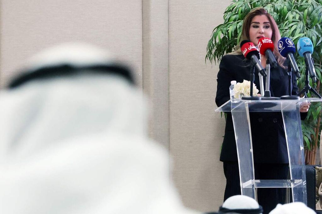 Kandidat anggota Majelis Nasional, Salwa al-Saeid, berpidato dalam sebuah diskusi panel bertema "Peran Perempuan di Panggung Politik yang Berubah" pada lembaga Masyarakat Kebudayaan Perempuan di Kuwait City, Kuwait, 29 Mei 2023. 