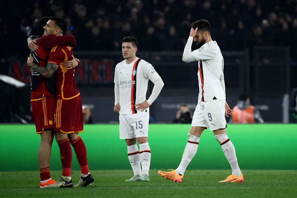 Ekspresi kecewa pemain depan AC Milan, Luka Jovik dan Olivier Giroud, setelah laga kedua perempat final Liga Europa antara AS Roma dan AC Milan di Stadion Olimpico, Roma, Jumat (19/4/2024) dini hari WIB. 