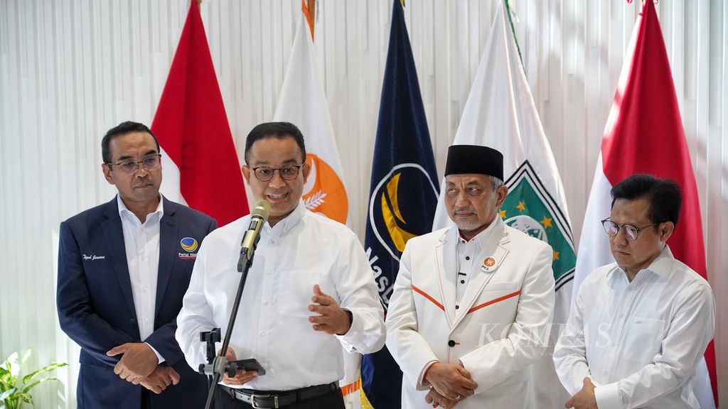 Bakal calon presiden Anies Baswedan (kedua dari kiri) menjawab pertanyaan wartawan saat didampingi Ketua DPP Partai Nasdem Teguh Juwarno (kiri), Presiden PKS Ahmad Syaikhu (kedua dari kanan) dan bakal calon wakil presiden Muhaimin Iskandar (kanan) saat menyampaikan konferensi pers setelah pertemuan silaturahmi antar fungsionaris Koalisi Perubahan di kantor DPP Partai Keadilan Sejahtera (PKS), Jakarta, Selasa (12/9/2023). 