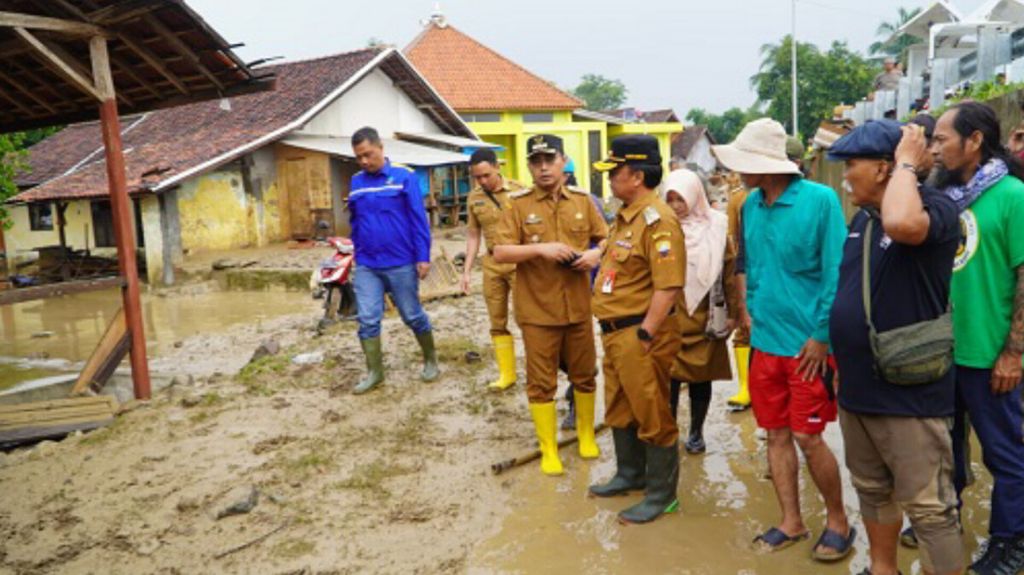 Penjabat Bupati Sumedang Herman Suryatman meninjau salah satu desa di Kecamatan Ujungjaya, Kabupaten Sumedang, Jawa Barat, Senin (12/2/2024). Total sekitar 700 jiwa terdampak banjir di enam desa.