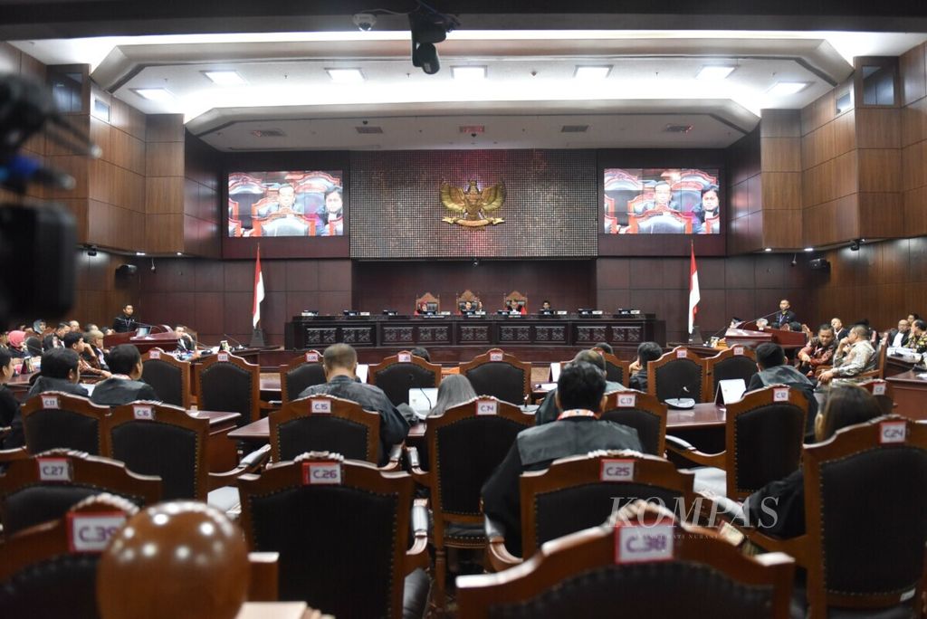 Mahkamah Konstitusi ( MK) menggelar sidang pendahuluan Perselisihan Hasil Pemilu (PHPU) Legislatif 2019 di ruang sidang panel 1 Gedung MK, Jakarta Pusat, Selasa (9/7/2019). Untuk sidang PHPU Pileg kali ini, MK membaginya menjadi tiga panel yang dikelompokkan berdasarkan provinsi. MK menjadwalkan persidangan pendahuluan sengketa hasil Pileg 2019 pada 9-12 Juli 2019.