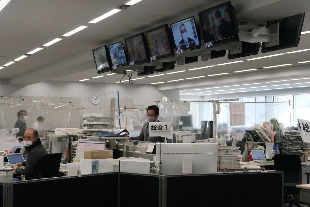 Sejumlah karyawan dari surat kabar lokal, <i>Shinano Mainichi Shimbun </i>atau <i>Shinmai</i>, terlihat sibuk bekerja di ruang redaksi, di Nagano, Jepang, Jumat (17/2/2023).