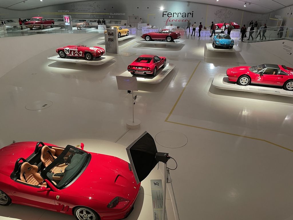 Mobil-mobil klasik Ferrari dipajang di Museo Enzo Ferrari di Kota Modena, Italia seperti terlihat pada Rabu (7/9/2022). Di tahun 2022 ini, Ferrari merayakan ulang tahun ke-75. Oleh karenanya, museum yang berlokasi sekitar 15 kilometer dari pabrik mereka di Maranello ini memajang mobil-mobil yang dianggap penting dalam lini waktu sejarah mereka.