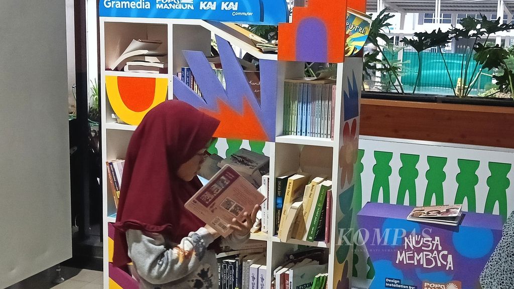 Seorang anak membaca buku di perpustakaan mini Gramedia di Stasiun Besar Bogor, Kota Bogor, Jawa Barat, Sabtu (2/3/2024).