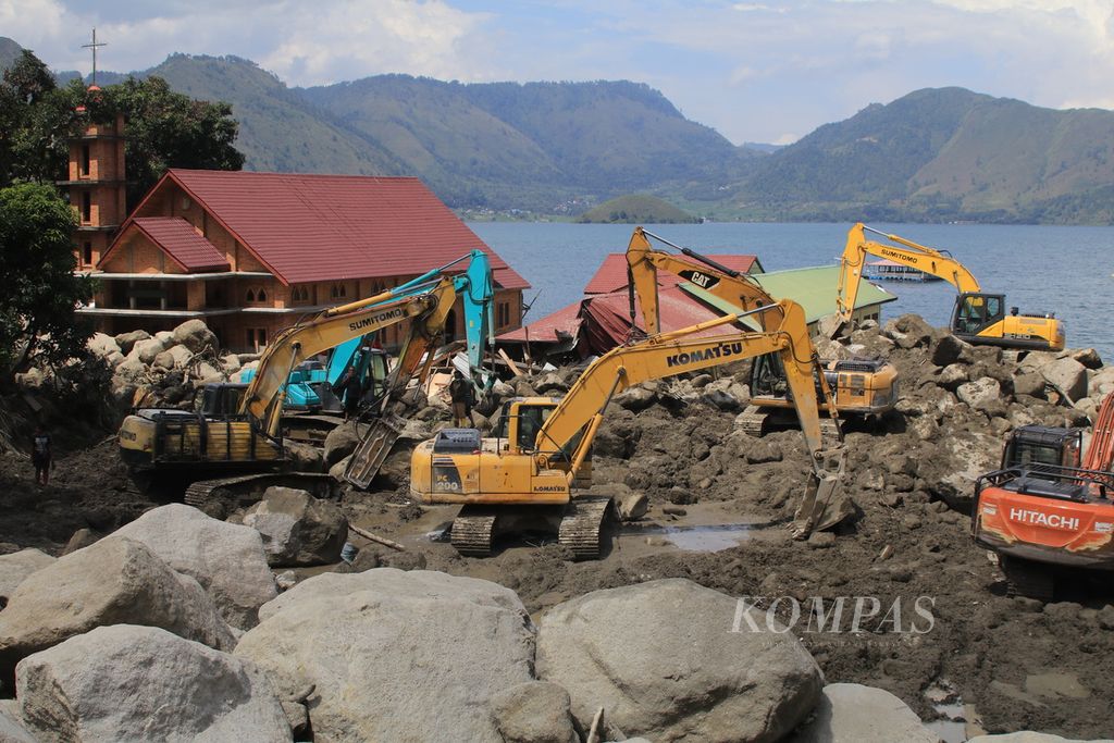 Tim pencarian dan pertolongan (SAR) gabungan mengerankan 530 personel dan 15 alat berat untuk menggeser batuan besar yang menimpa belasan rumah di Desa Simangulampe, Kecamatan Baktiraja, Kabupaten Humbang Hasundutan, Sumatera Utara, Selasa (5/12/2023). 