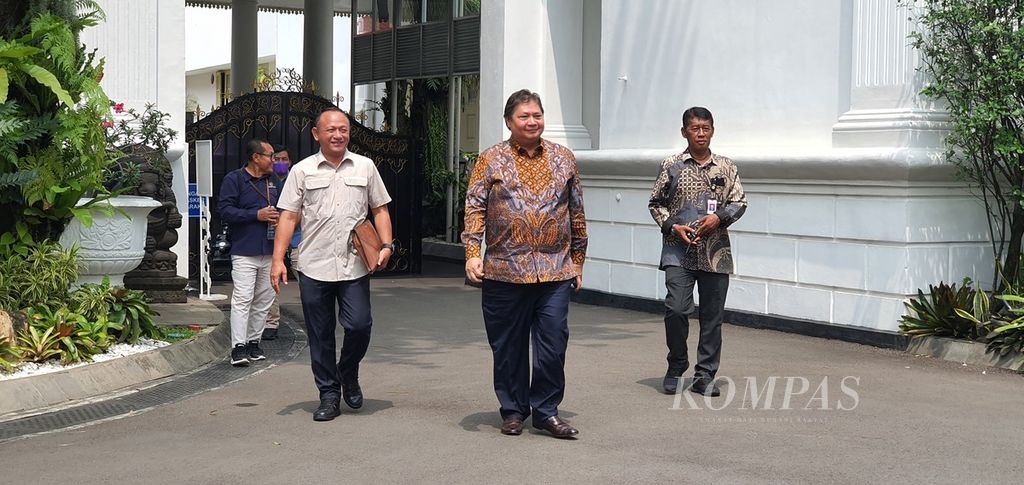 Menteri Koordinator Bidang Perekonomian Airlangga Hartarto meninggalkan Istana Merdeka, Jakarta. Sebelumnya, dia mengikuti rapat tertutup terkait optimalisasi kebijakan perdagangan karbon yang dipimpin Presiden Joko Widodo di Istana Merdeka, Rabu (3/5/2023).