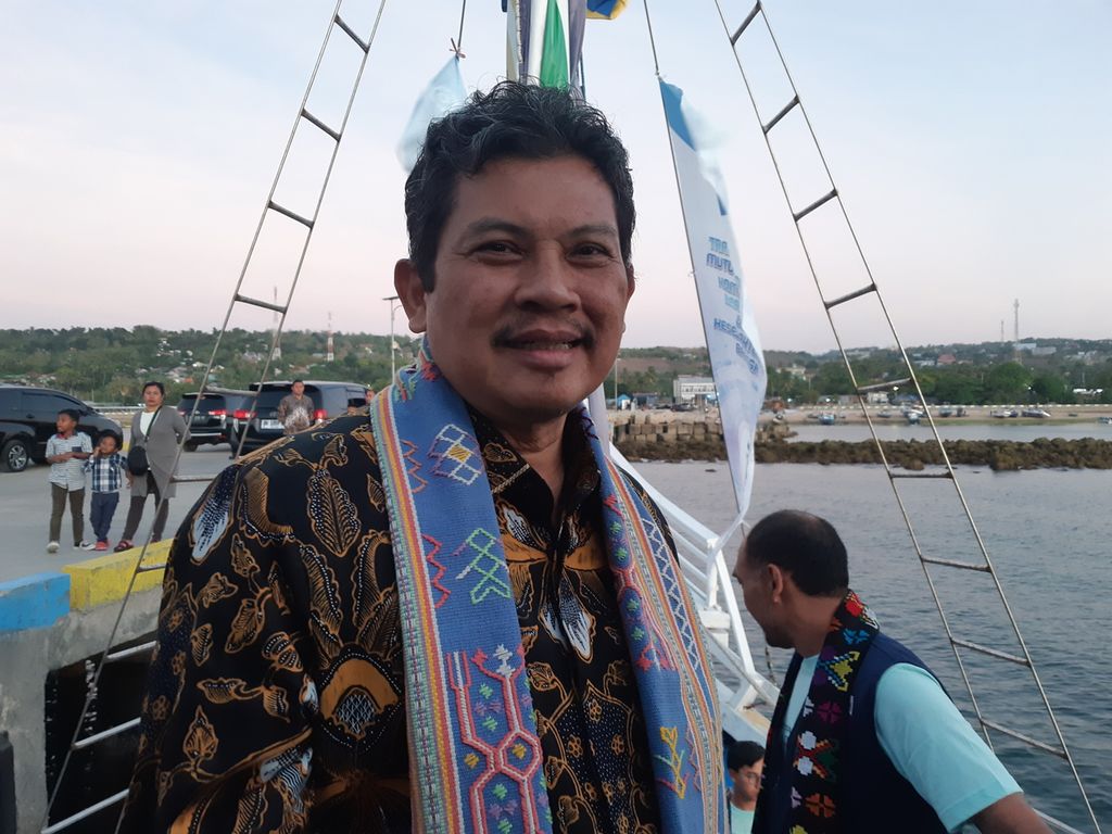 Direktur Utama BPJS Kesehatan Ali Ghufron Mukti di atas kapal Rumah Sakit Terapung Ksatria Airlangga sedang berlabuh di pesisir Teluk Kupang, Kota Kupang, Nusa Tenggara Timur, pada Minggu (16/7/2023) petang. 