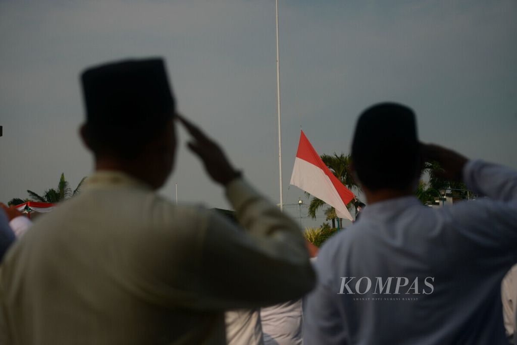 Santri memberi penghormatan saat pengibaran bendera Merah Putih dalam peringatan Hari Santri di Masjid Agung Jawa Tengah, Kota Semarang, Jawa Tengah, Jumat (22/10/2021). 
