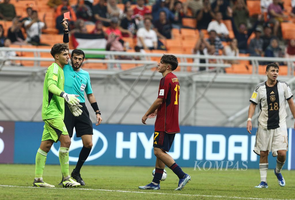 Wasit Omar Al Ali mengganjar kartu merah kepada kiper Spanyol, Raul Jimenez, saat melawan Jerman dalam laga perempat final Piala Dunia U-17 2023 di Stadion Internasional Jakarta (JIS), Jakarta, Jumat (24/11/2023). FIFA menugaskan tiga wasit asal Indonesia di Piala Dunia U-17 2023.