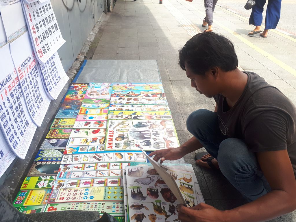 Pedagang kaki lima berjualan poster dan buku anak di Jalan Suryakencana, Kota Bogor, Jawa Barat, Kamis (10/11/2022).