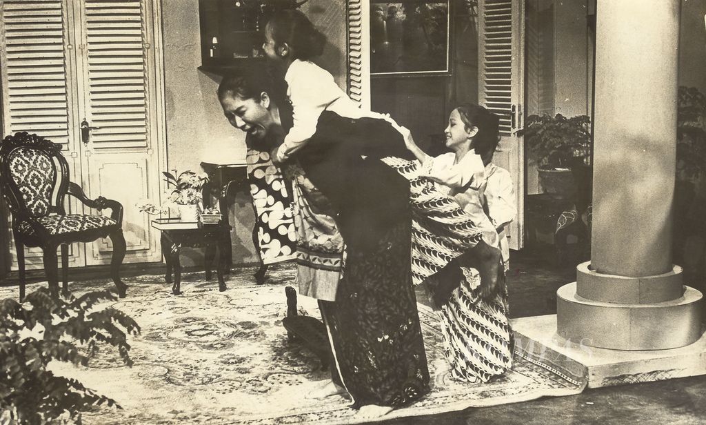 Titiek Puspa, Chicha Koeswoyo, Sariti Sandi, dan Deby Oma Irama dalam drama musik <i>Kartini Manusiawi Kartini</i> tahun 1979.
