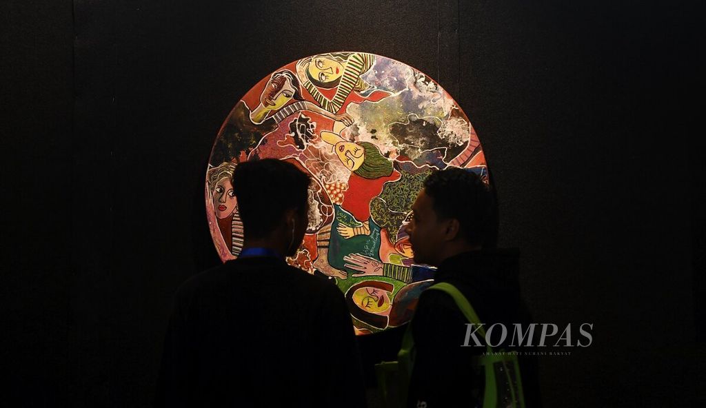  Visitors enjoy the art displayed in the fine arts exhibition entitled "Indonesia Japan Cultural Exchange" at the National Library, Jakarta, Thursday (24/8/2023). 