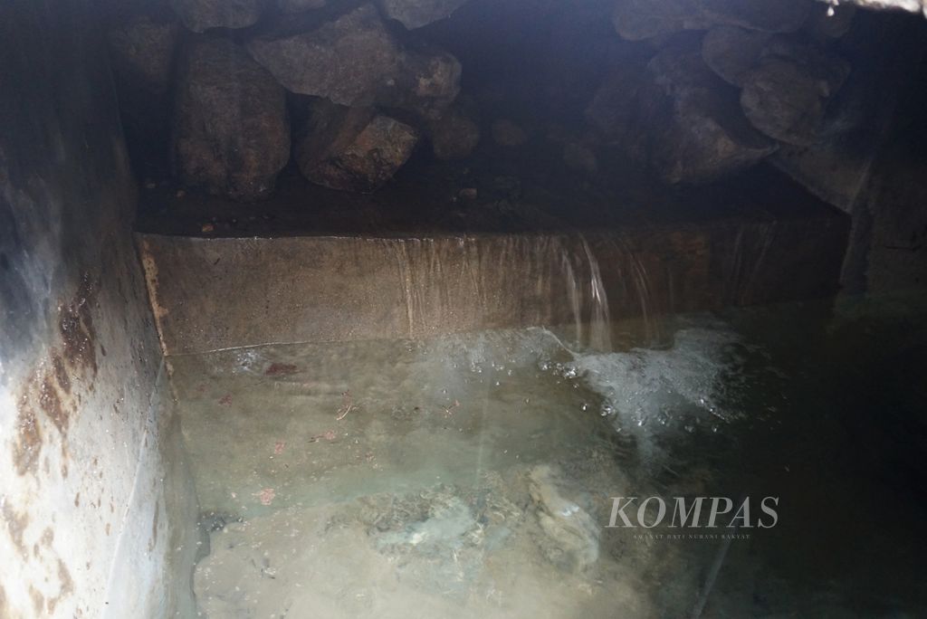 Air jernih dari sebuah mata air terus mengalir masuk ke dalam sebuah bak penampung, Jumat (15/7/2022), di wilayah perkebunan bernama Yoyataban, Desa Mengkang, Kecamatan Lolayan, Bolaang Mongondow, Sulawesi Utara. Yoyataban mengalirkan air ke 78 rumah di desa tersebut.