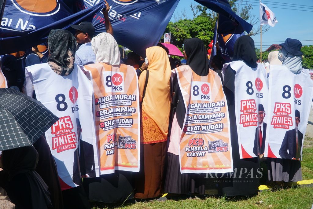 Simpatisan PKS menggunakan rompi bertuliskan pesan dukungan dan program partai dalam kampanye terbuka calon presiden Anies Baswedan di halaman GOR Haji Agus Salim, Kota Padang, Sumatera Barat, Kamis (25/1/2024). 