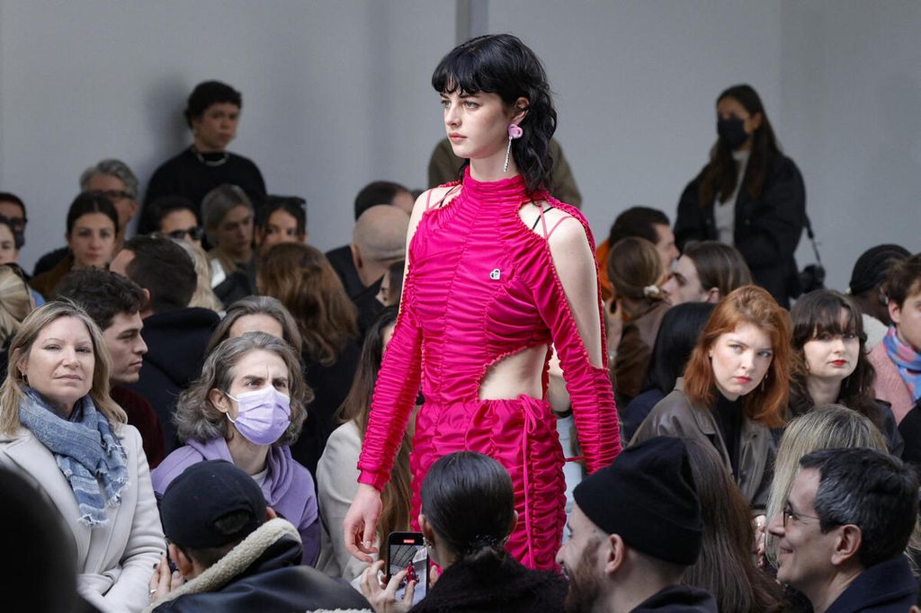 Seorang model mempresentasikan busana dari jenama Ester Manas untuk koleksi musim gugur/dingin 2022-2023, selama perhelatan Paris Fashion Week di Paris, Perancis, 5 Maret 2022.