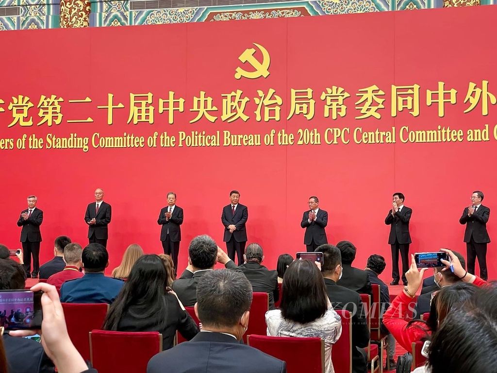 Sekretaris Jenderal Partai Komunis China Xi Jinping memperkenalkan enam anggota Komite Tetap Politbiro Partai Komunis China kepada wartawan China dan asing di Balai Agung Rakyat, Minggu (23/10/2022).