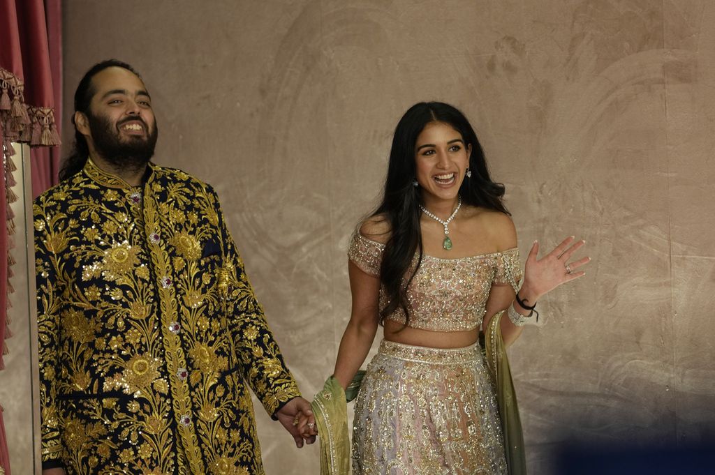 Anant Ambani dan tunangannya, Radhika Merchant (kanan), di Mumbai, India, pada 5 Juli 2024.