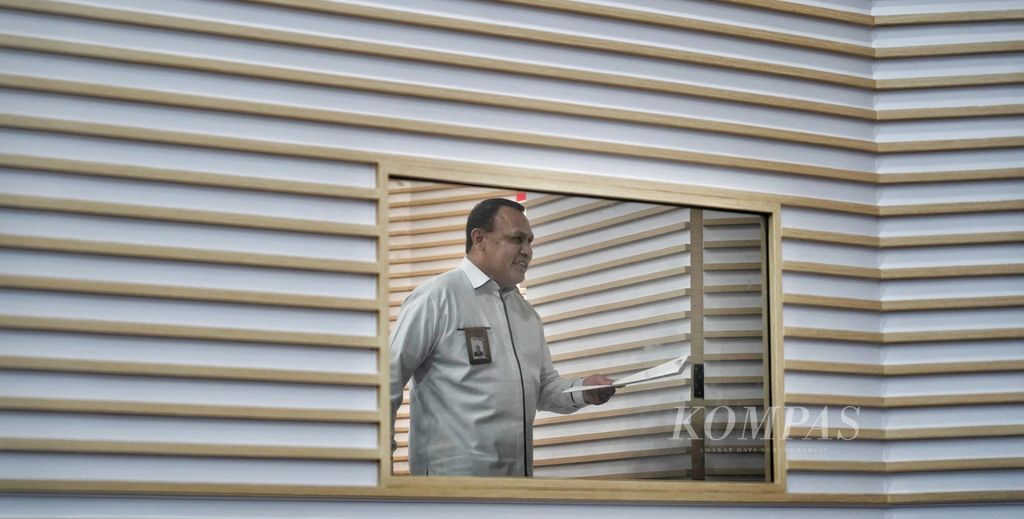 Ketua Komisi Pemberantasan Korupsi Firli Bahuri meninggalkan ruangan setelah menggelar konferensi pers di Gedung Merah Putih KPK, Jakarta, Senin (20/11/2023). 