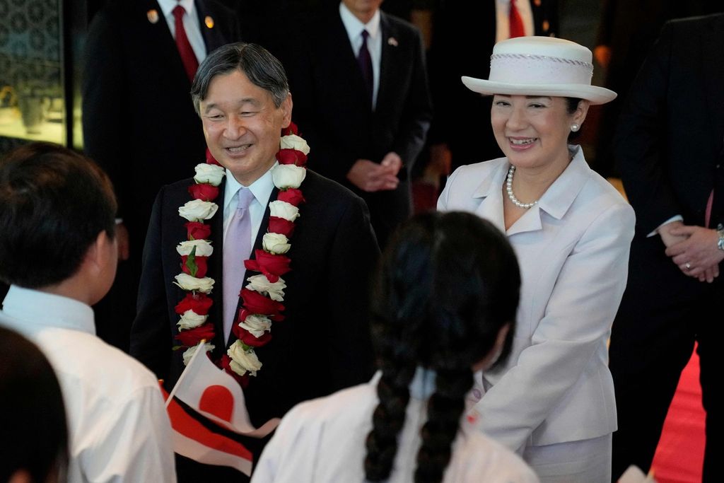 Kaisar Jepang Naruhito dan Permaisuri Masako menyapa siswa dan siswi Jepang yang menyambut kedatangan mereka di Jakarta, 17 Juni 2023.